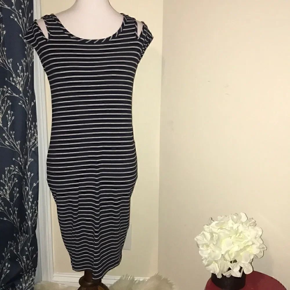 AthletaâColdâShoulderâCut-Out Stripeâ
Dress
